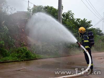 资阳：燃气管道被挖破 消防用80吨水稀释