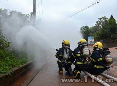 资阳：燃气管道被挖破 消防用80吨水稀释