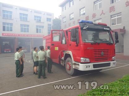 湖南怀化购置一辆豪沃水罐泡沫消防车