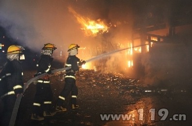 满载保温瓶货车起火 天水消防连夜擒火魔