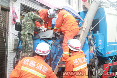 垃圾车失控撞向民房 消防救出被困司机/图