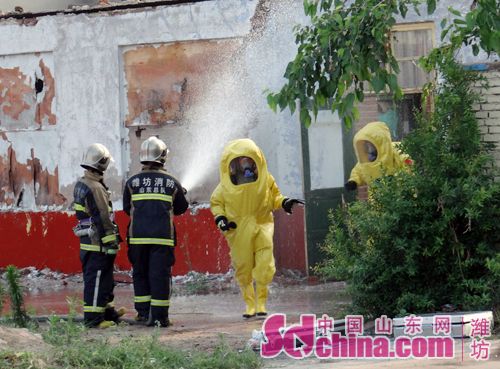 肉食加工厂液氨泄漏 消防穿防化服堵漏/图