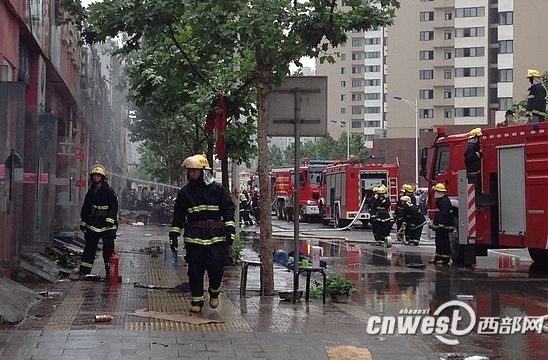 组图：西部家具城店铺起火 黑烟滚滚冲天起