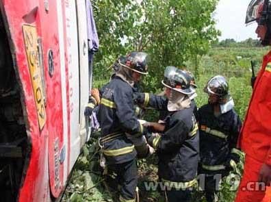 客车追尾滚下高速路 武汉消防抢救疏散20人