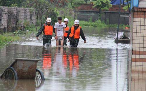 暴雨困住4千余群众 成都消防救援进行时