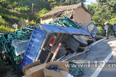 货车侧翻冲进民房 撞塌房子困住司机/图