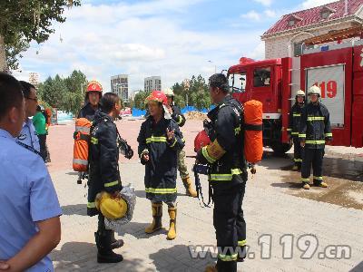 金酷酒吧地下一层起火 消防佩戴空呼器灭火