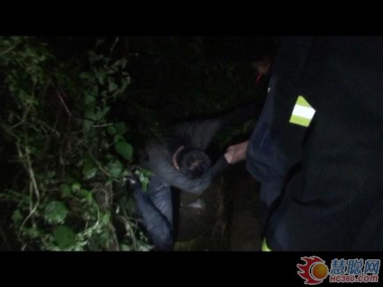 笨贼逃跑钻进下水道险丧命 岳阳消防急救