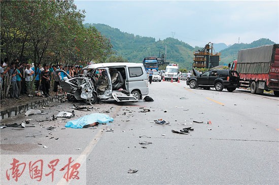 越野车撞上面包车反弹回来又撞货车 4死4伤