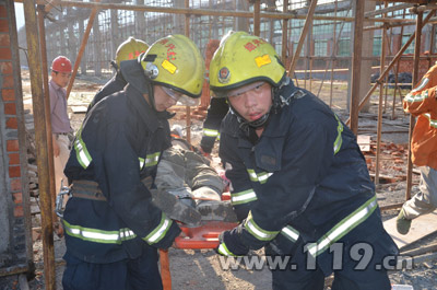 组图：工地支模架坍塌绍 兴消防刨出4名工人