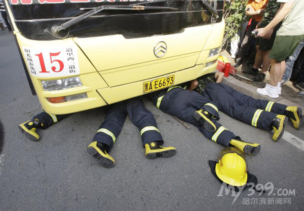 六旬老太被公交撞倒卡在车下 送医后身亡/图