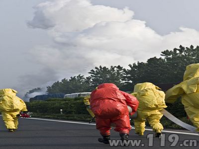 两车追尾剧毒黄磷泄漏 消防穿防化服排险