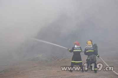 地下车库起火浓烟滚滚 阿拉善消防急救