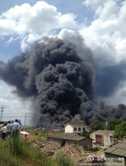 长沙仓库起火 现场有轮胎和机油仓库不断在爆炸