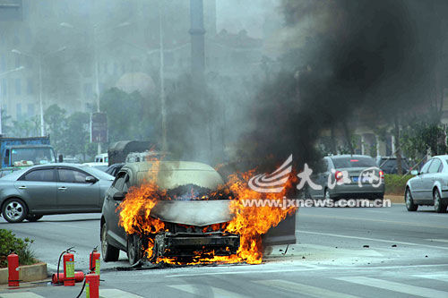 南昌一奇瑞轿车当街自燃 消防紧急灭火/图