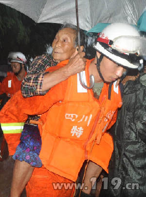 四川眉山突降暴雨 消防营救15名花甲老人