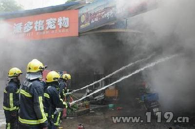 台州一餐馆火灾滚滚浓烟 消防内攻灭火