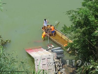 货车冲出路基翻下山崖 消防特勤潜水捞人/图