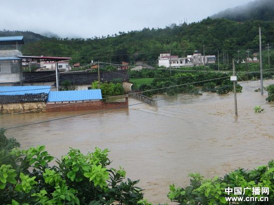 广东梅州连日暴雨 消防官兵紧急救援群众