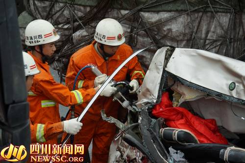 京昆高速三车追尾1死1伤 罗江消防冒雨急救