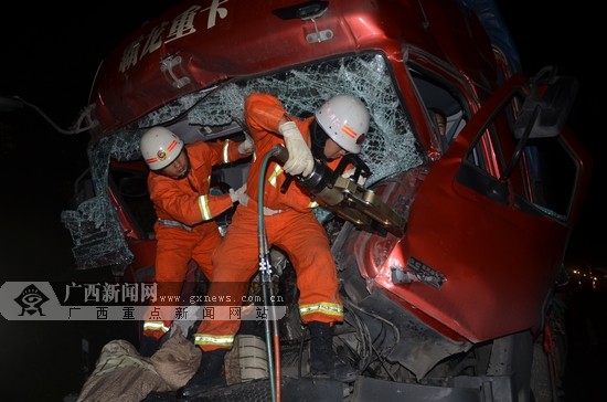 来宾烟花爆竹车追尾致2人被困 消防救援/图