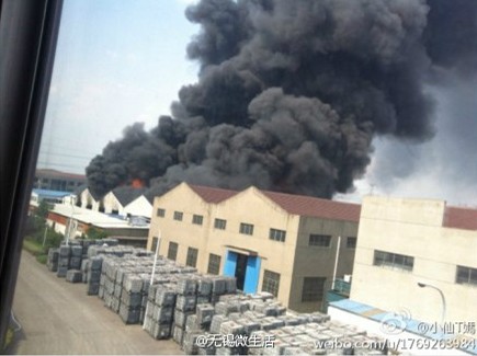 无锡堰桥工业园工厂起火 24消防车赶赴