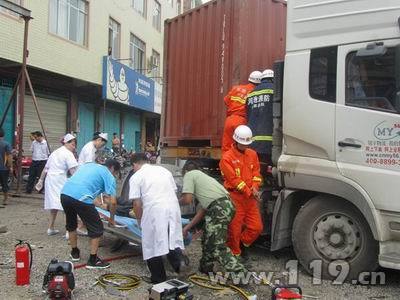 2货车惨烈相撞车体被挤成一团 致2人伤困/图