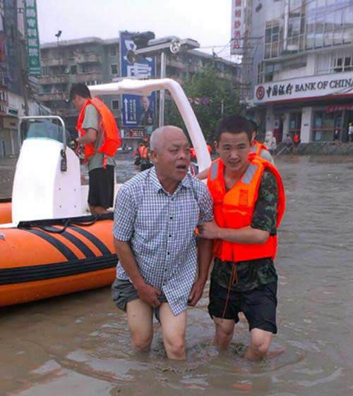 暴雨困住4千余群众 成都消防救援进行时