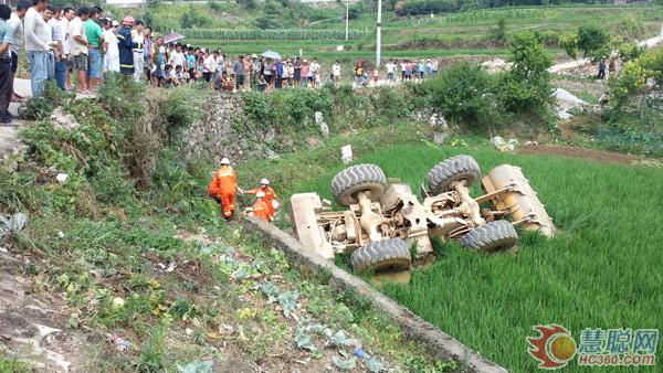 装载机翻入农田1人遇难 消防调挖掘机救援