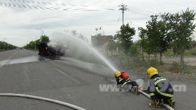 20吨液化气槽车侧翻泄漏 消防成功排险