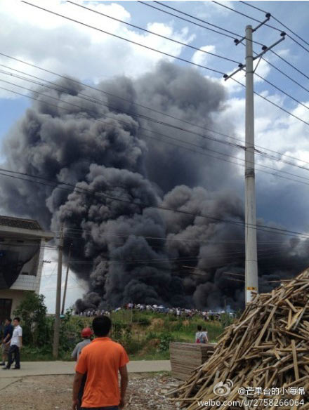 长沙仓库起火 现场有轮胎和机油仓库不断在爆炸