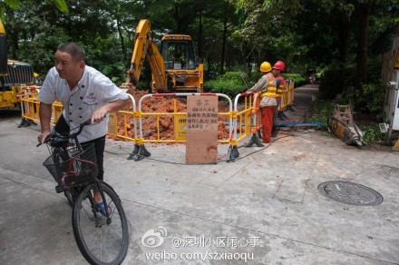 组图：深圳今年第9次地陷 祖孙二人跌落