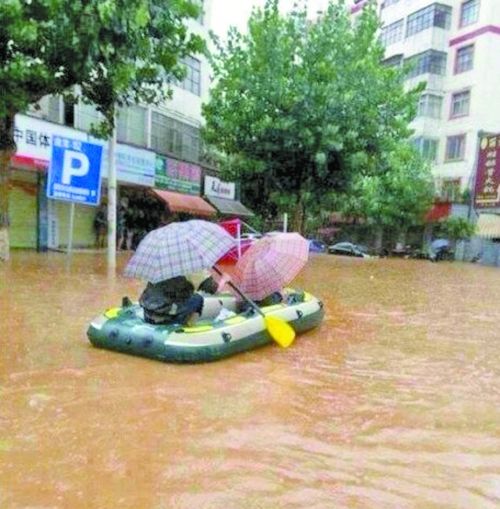 河南信阳遭暴雨 男子骑车过涵洞时被淹死