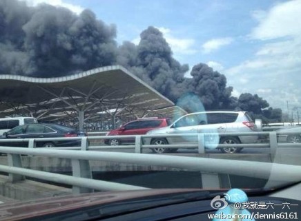 组图：长沙高铁站附近一仓库起火 伴有爆炸