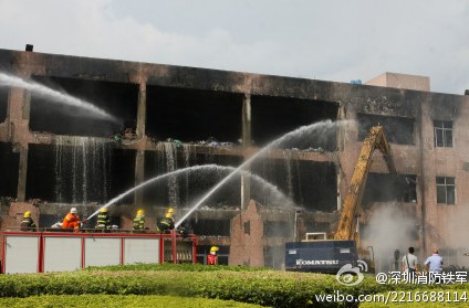 深圳中裕电器大火后续：消防水枪喷水除烟