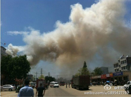 湖北随州生物化工厂爆炸 1米高铁桶全飞上天