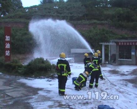 加油站发生油料泄漏 消防喷洒泡沫剂排险