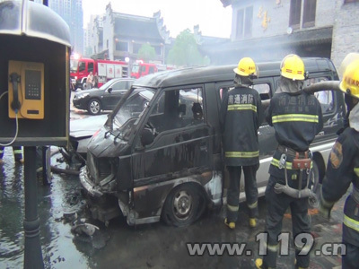 一车“发火”殃及多车 南通消防降温排险