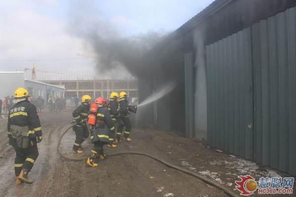 建材市场苯板库房起火 消防成功扑救