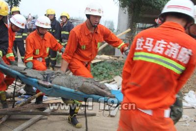 驻马店一在建工地坍塌 死者身上裹满混凝土