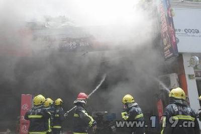 台州一餐馆火灾滚滚浓烟 消防内攻灭火