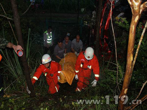 大货车飞出公路车头反方向翻转 司机死亡/图