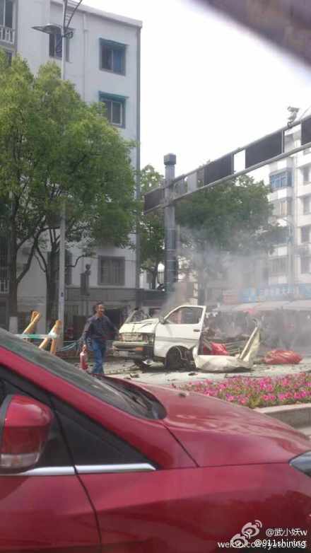 组图：苏州运氢气瓶车爆炸 司机被弹出车外