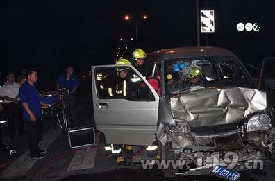 面包车撞宝马男子命悬 滨江消防破拆救援