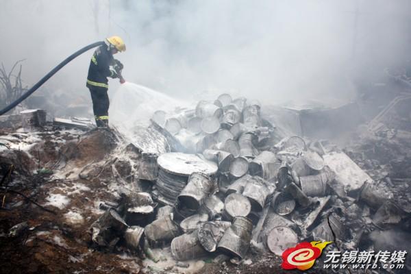 大挂车凌晨翻下沪蓉高速路坡 清理时爆燃