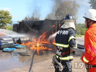 甲苯货车侧翻爆炸起火 咸宁消防疏散200人