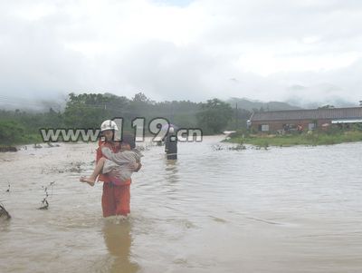 特大暴雨致严重洪涝 消防疏散群众近300人