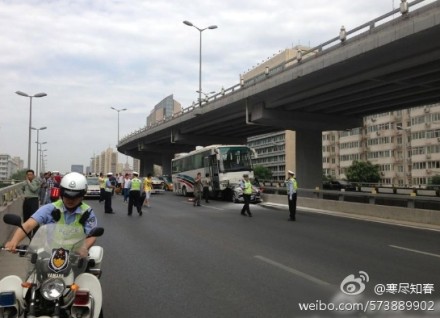 组图：直击北京木樨地车祸 小车被大巴压扁