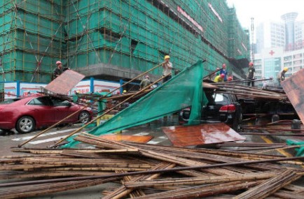 组图：厦门第一医院工地竹棚垮塌 17人伤