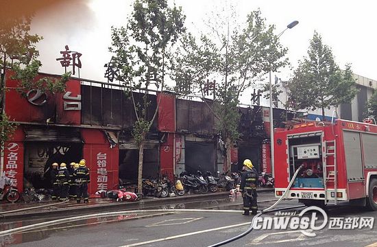 组图：西部家具城店铺起火 黑烟滚滚冲天起